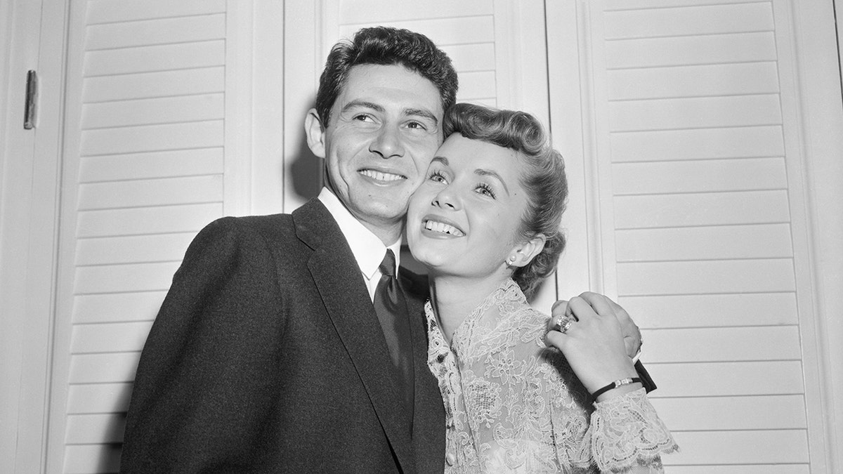 Eddie Fisher and Debbie Reynolds canoodling