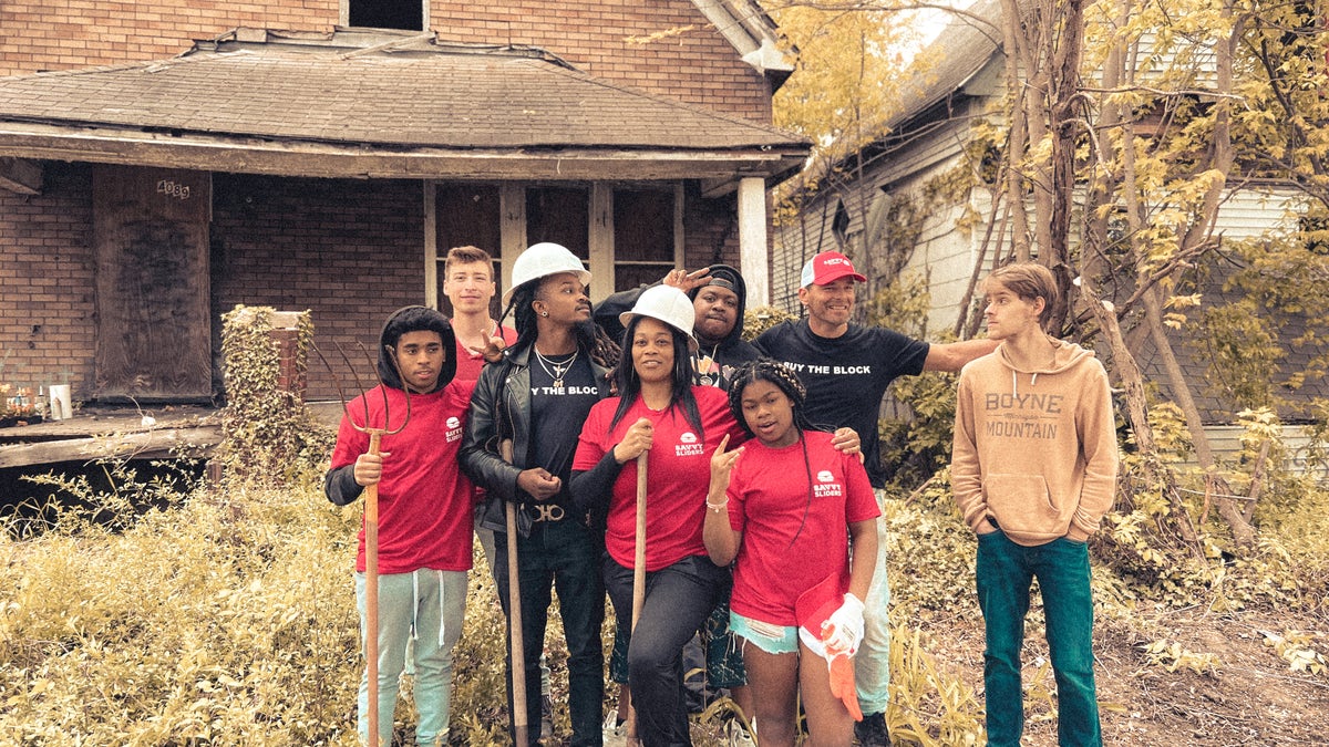 Tray Little with volunteers