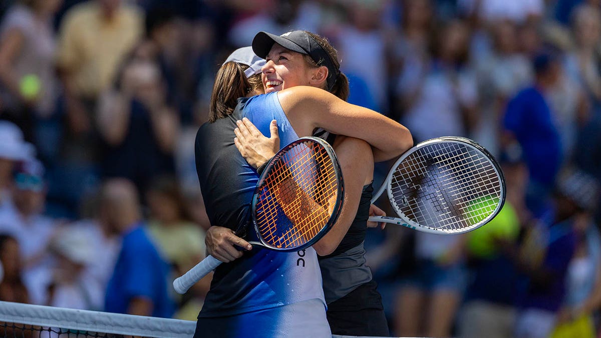 Iga Swiatek hugs her friend