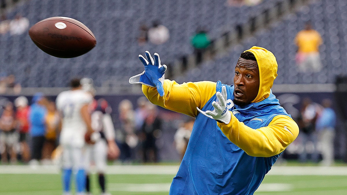 Los Angeles Chargers'ın korner oyuncusu JC Jackson topu yakalıyor