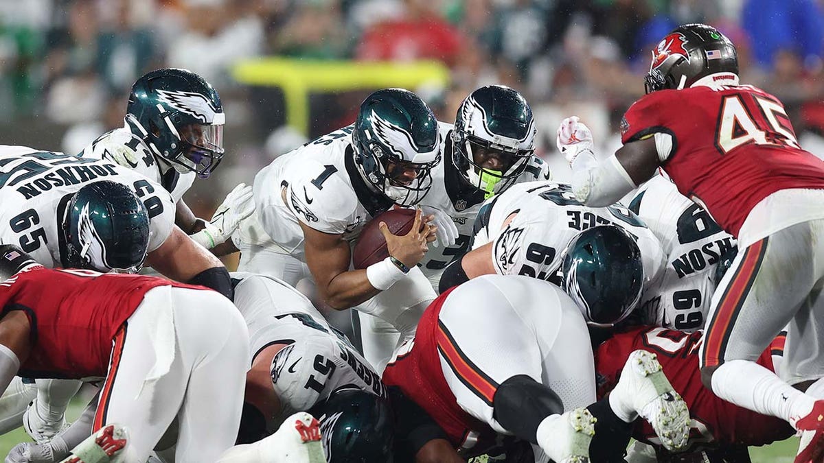 Jalen Hurts runs a quarterback sneak