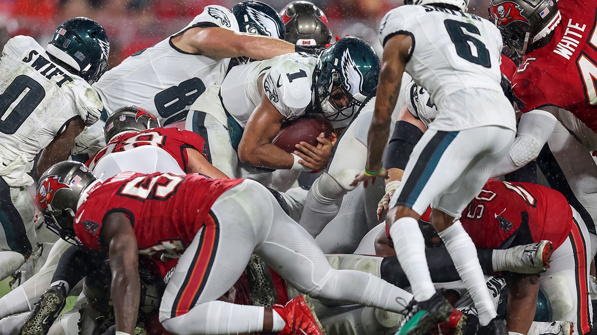 Eagles' 'tush Push' Play Sticking Around, NFL Exec Troy Vincent Says ...