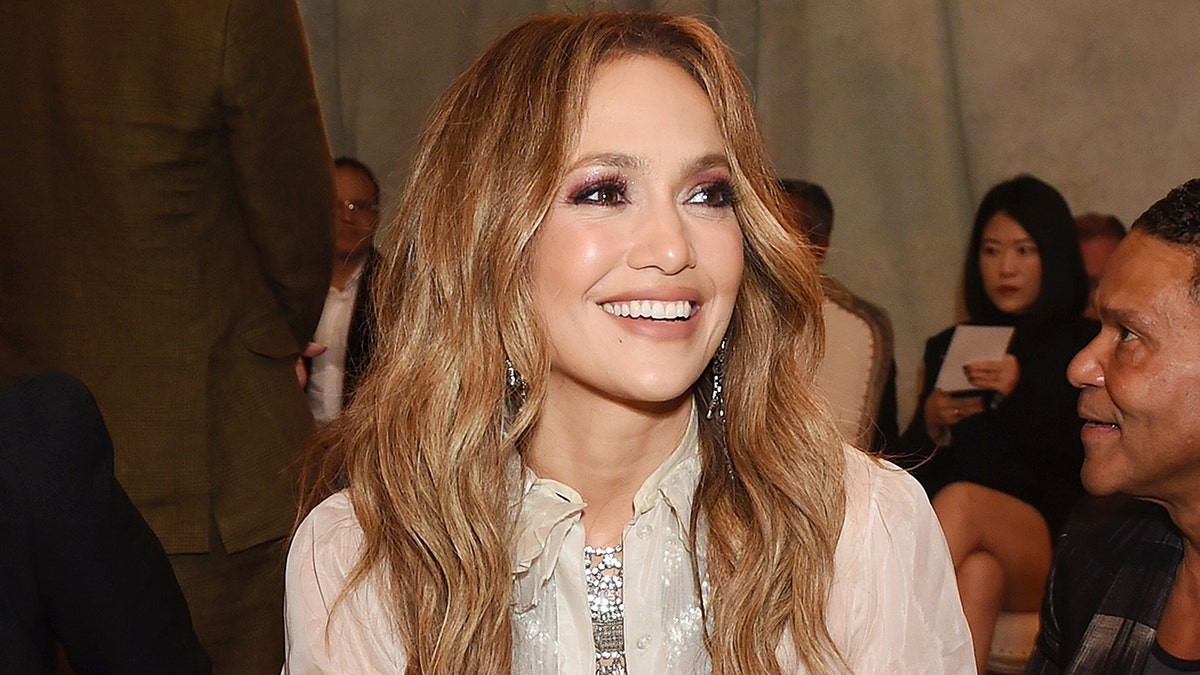 Jennifer Lopez em desfile de moda