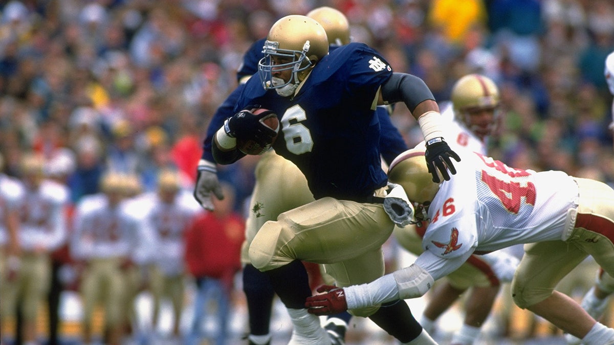 Jerome Bettis runs the ball at Notre Dame
