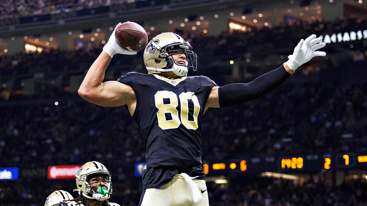 Jimmy Graham scores a TD