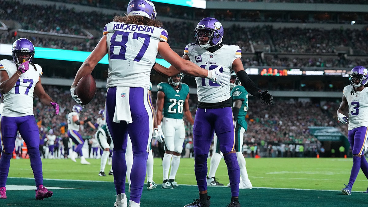 TJ Hockenson and Justin Jefferson celebrate