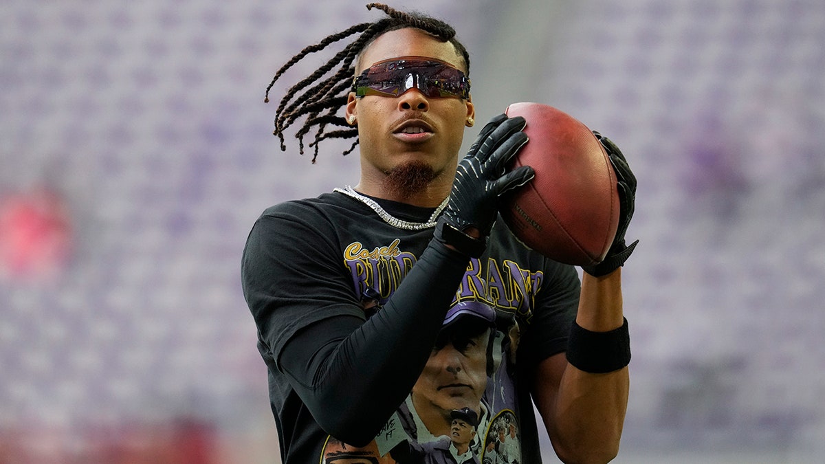 Justin Jefferson warms up