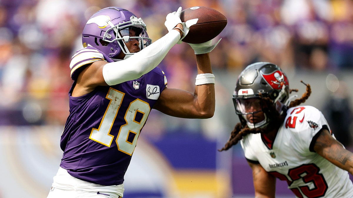 Justin Jefferson catches a pass