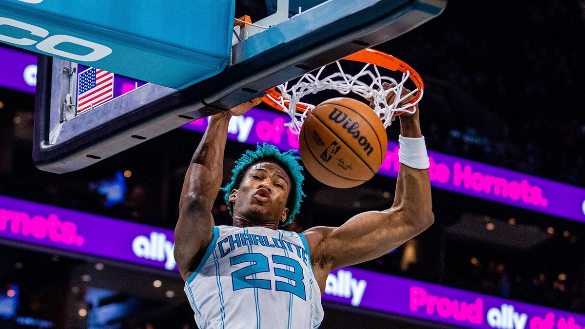Kai Jones dunks