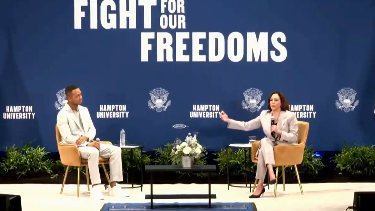 Kamala Harris sentada en un acto de la Universidad de Hampton