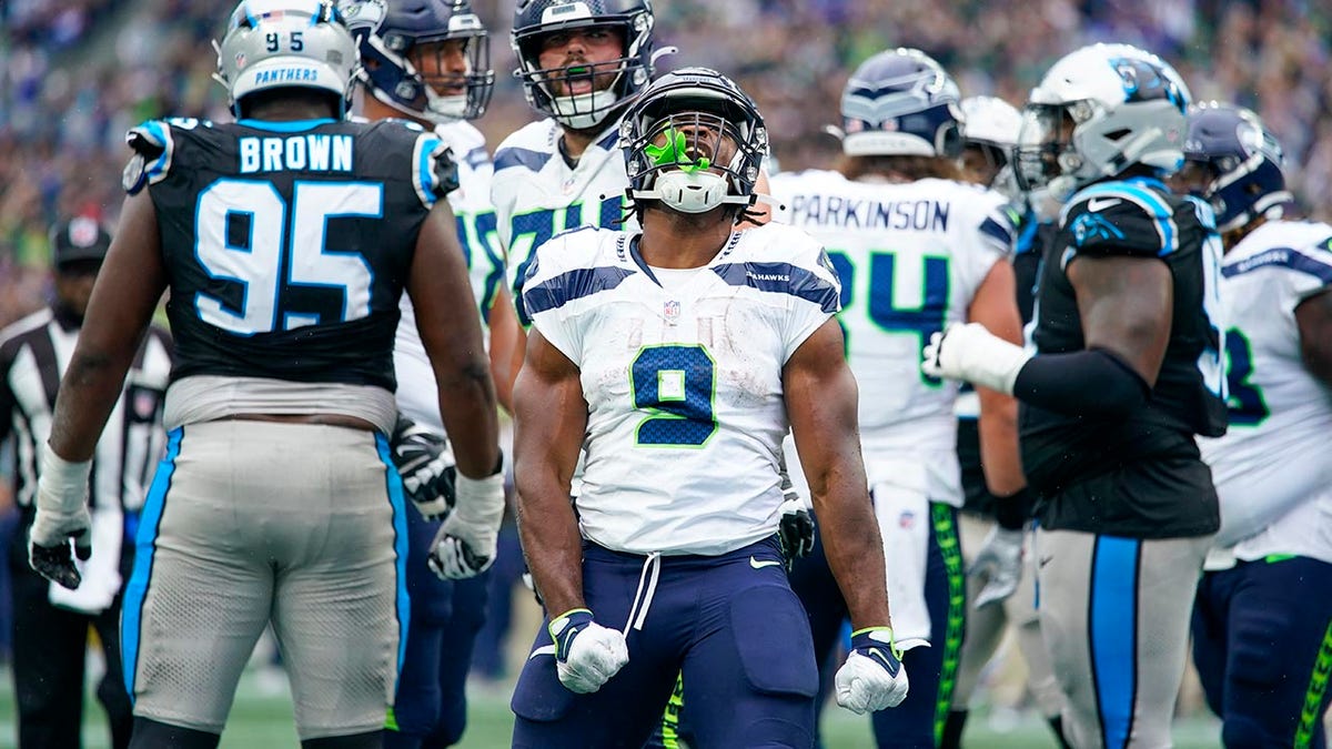 Kenneth Walker’s 2 Touchdowns Help Seahawks To Victory Over Panthers ...