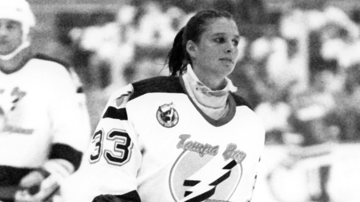 Manon Rheaume juega en un partido de pretemporada de la NHL
