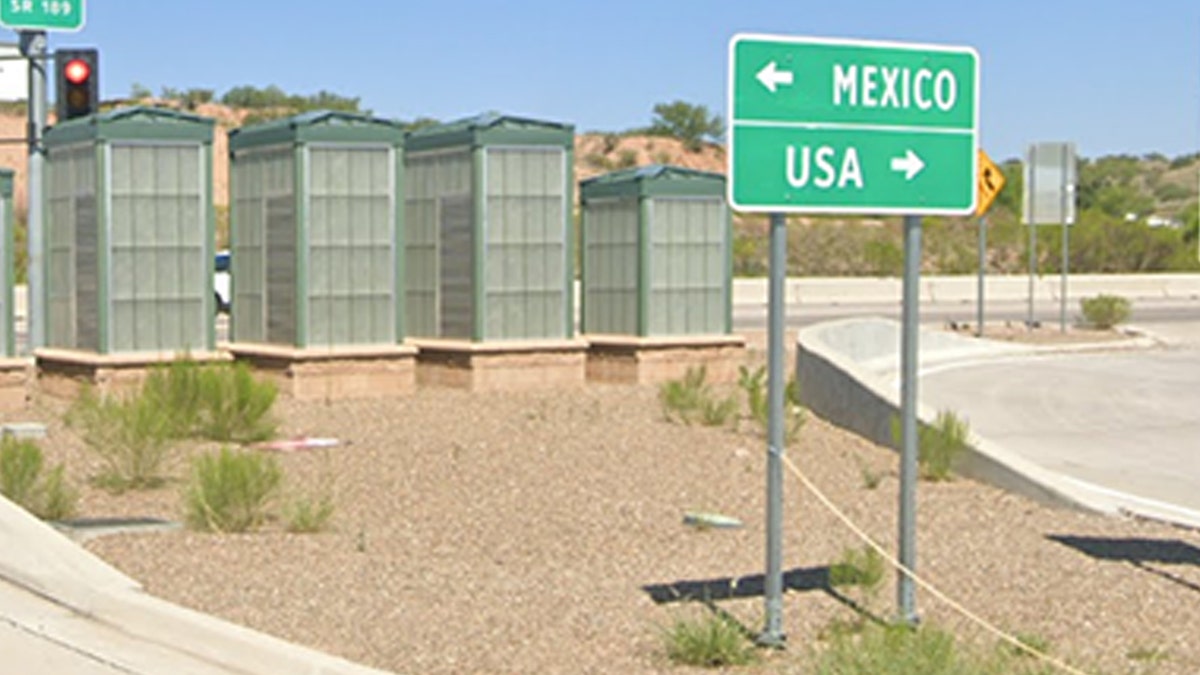 Mexico-USA sign
