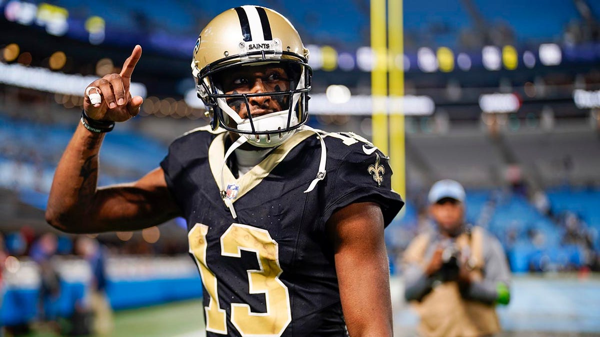 Michael Thomas points to the crowd