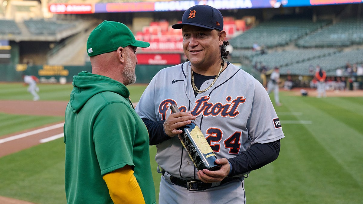 Miguel Cabrera talks to Mark Kotsay