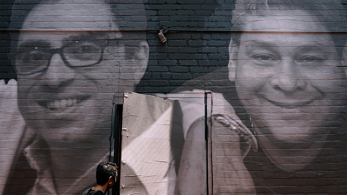 Mural of two Americans imprisoned in other countries