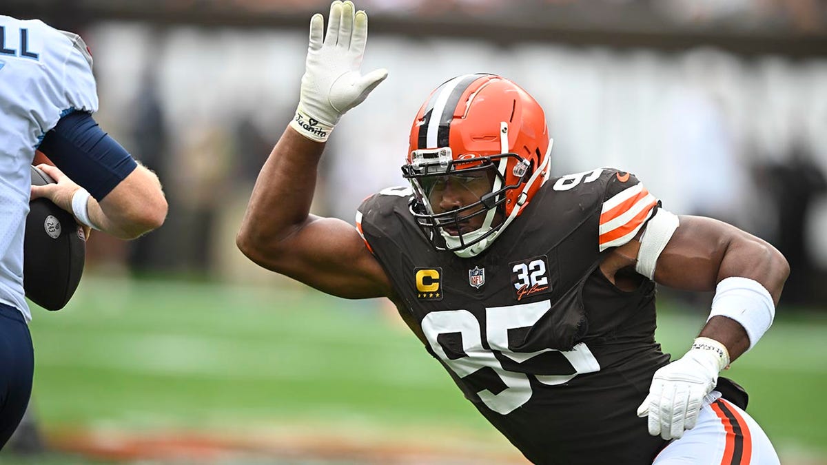 Myles Garrett pressures Ryan Tannehill