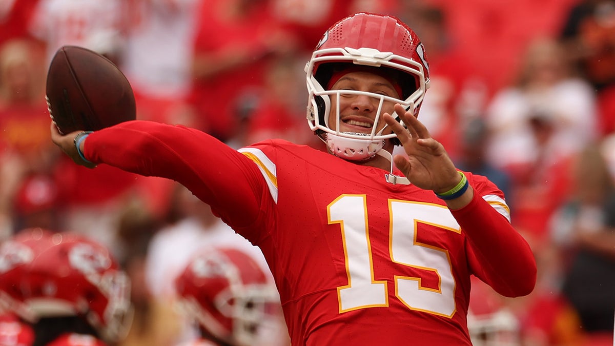 Patrick Mahomes warms up