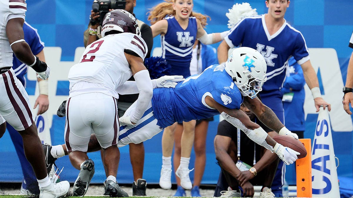 Ray Davis dives for a touchdown