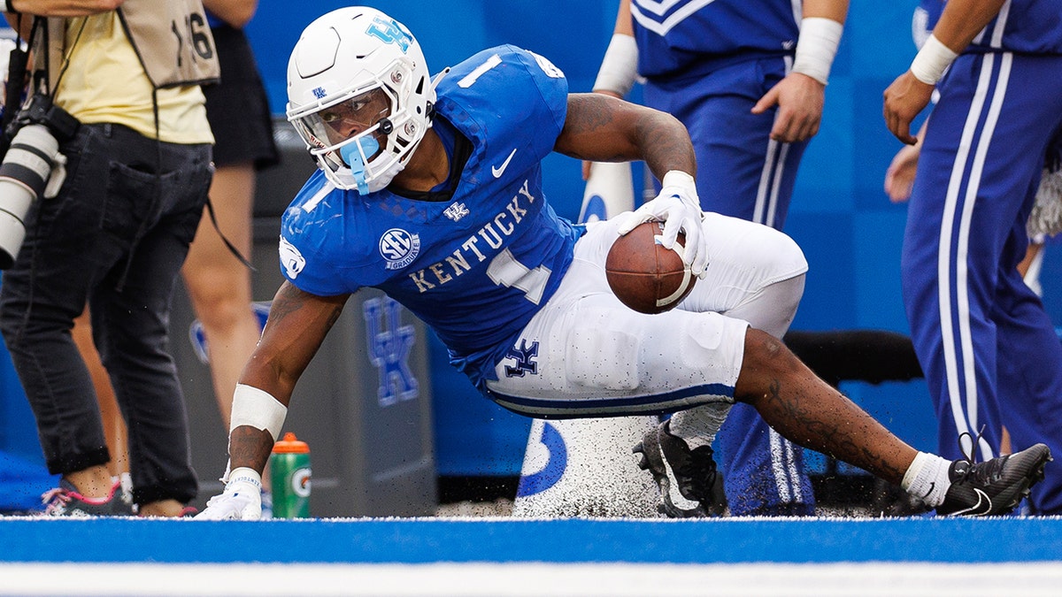 Ray Davis slides into the end zone