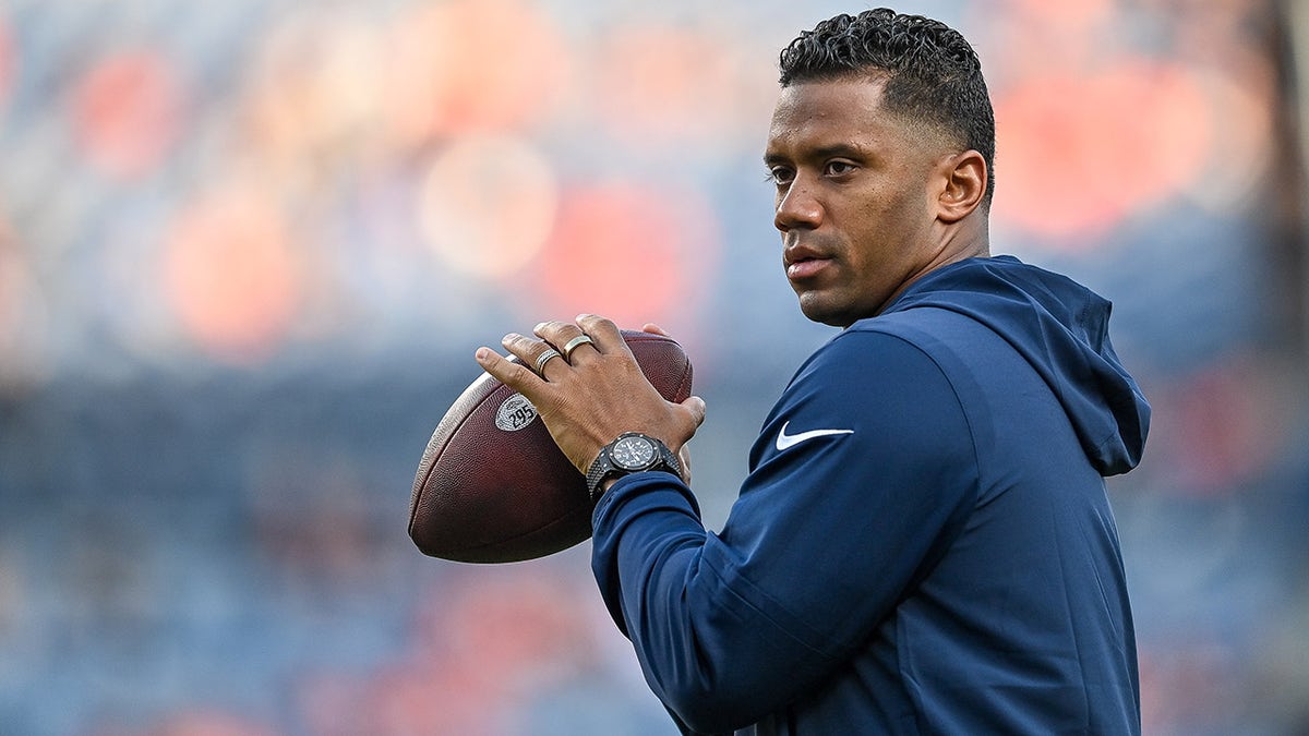 Russell Wilson wirft das Schweinsleder weg