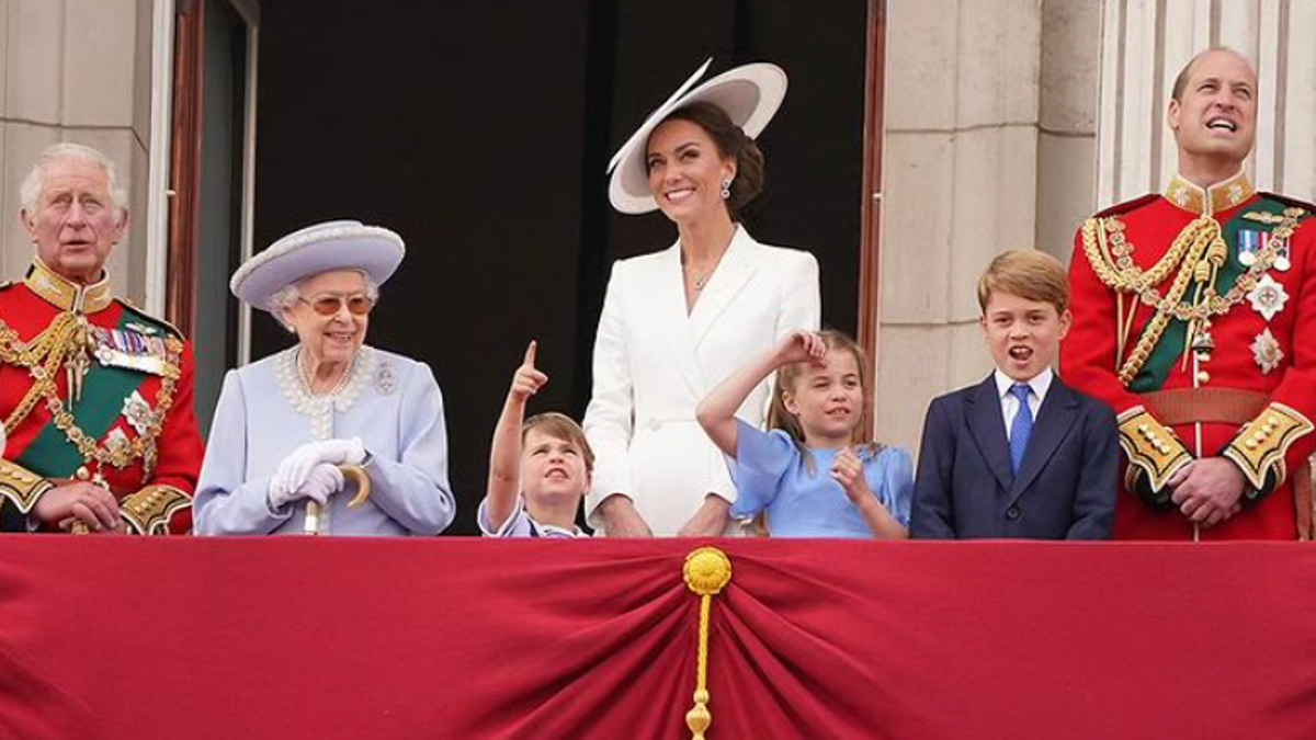 King Charles, Queen Elizabeth, Kate Middleton, Prince William and their three kids