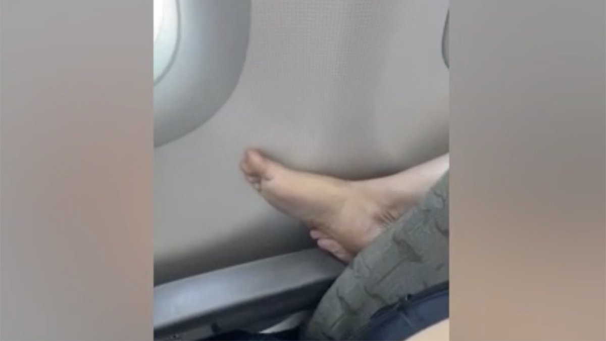 Passenger goes viral for barefoot sixth toe on flight - Dexerto