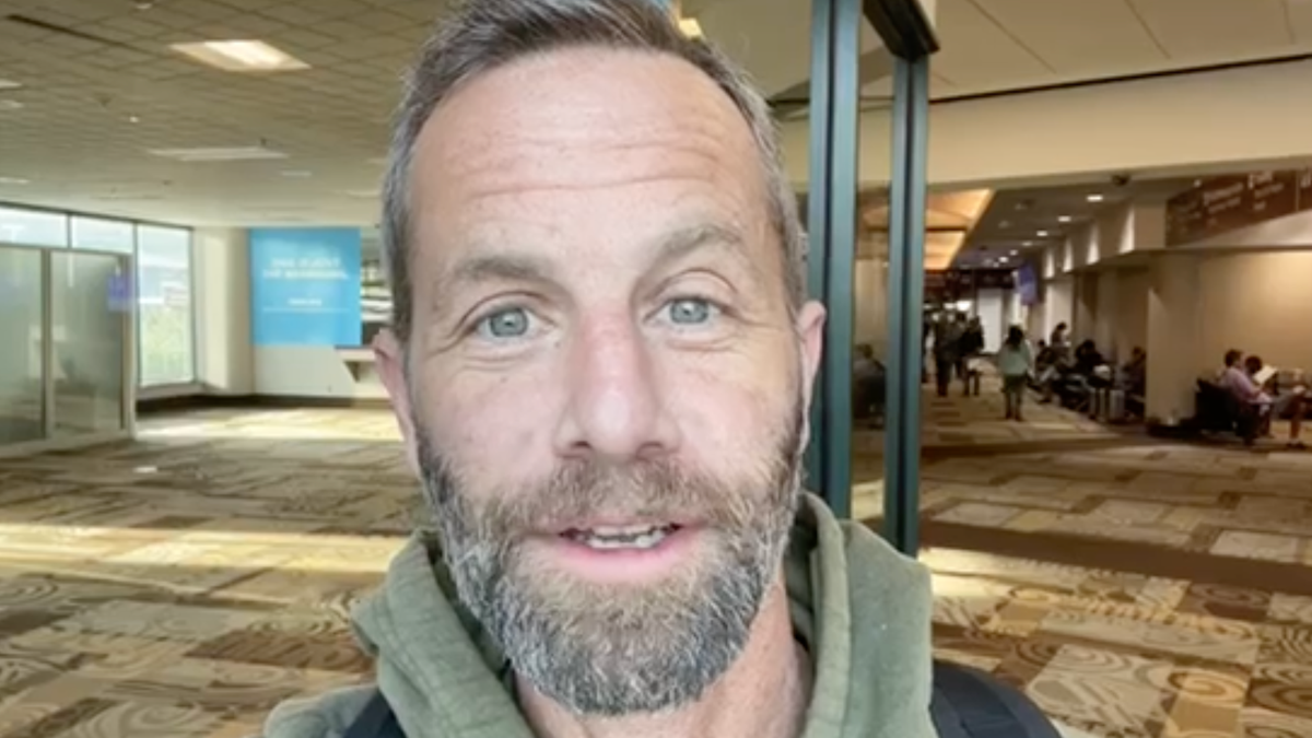 Kirk Cameron recording video
