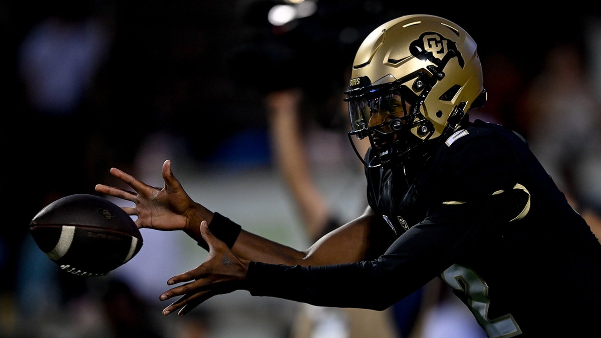 Shedeur Sanders warms up