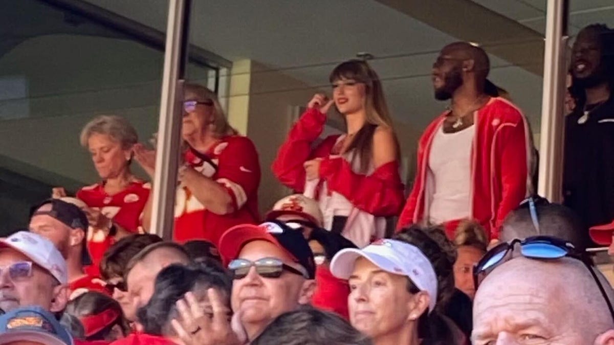 Taylor Swift cheers on Travis Kelce.