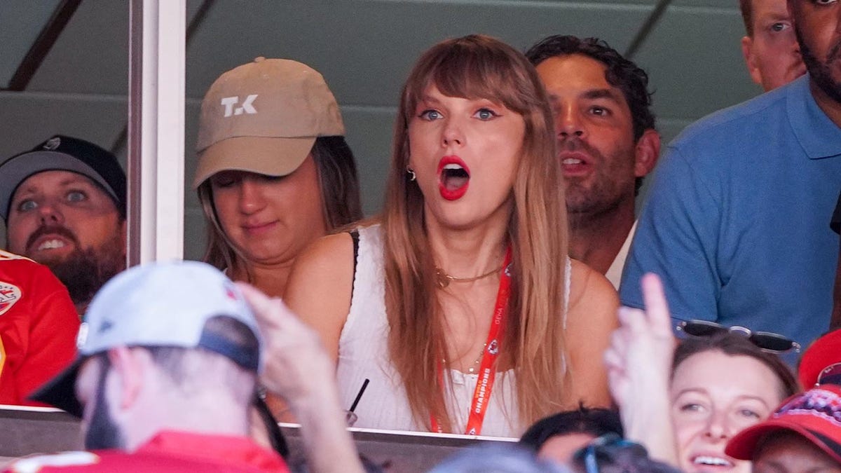 Taylor Swift reacts