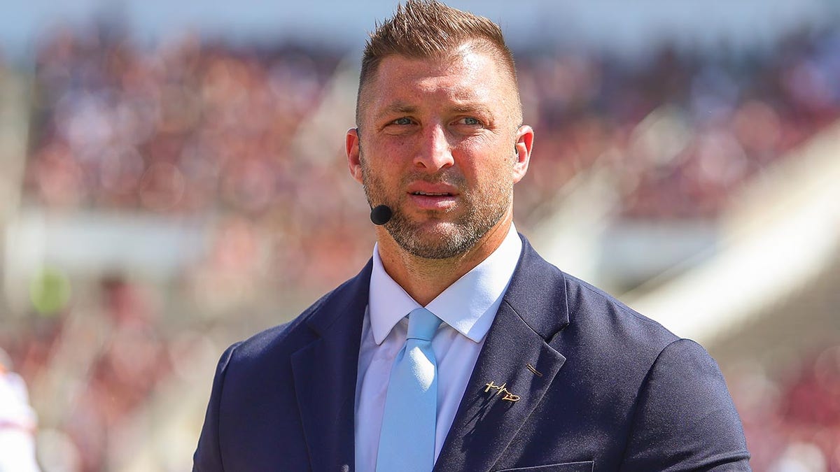 Tim Tebow calls a game