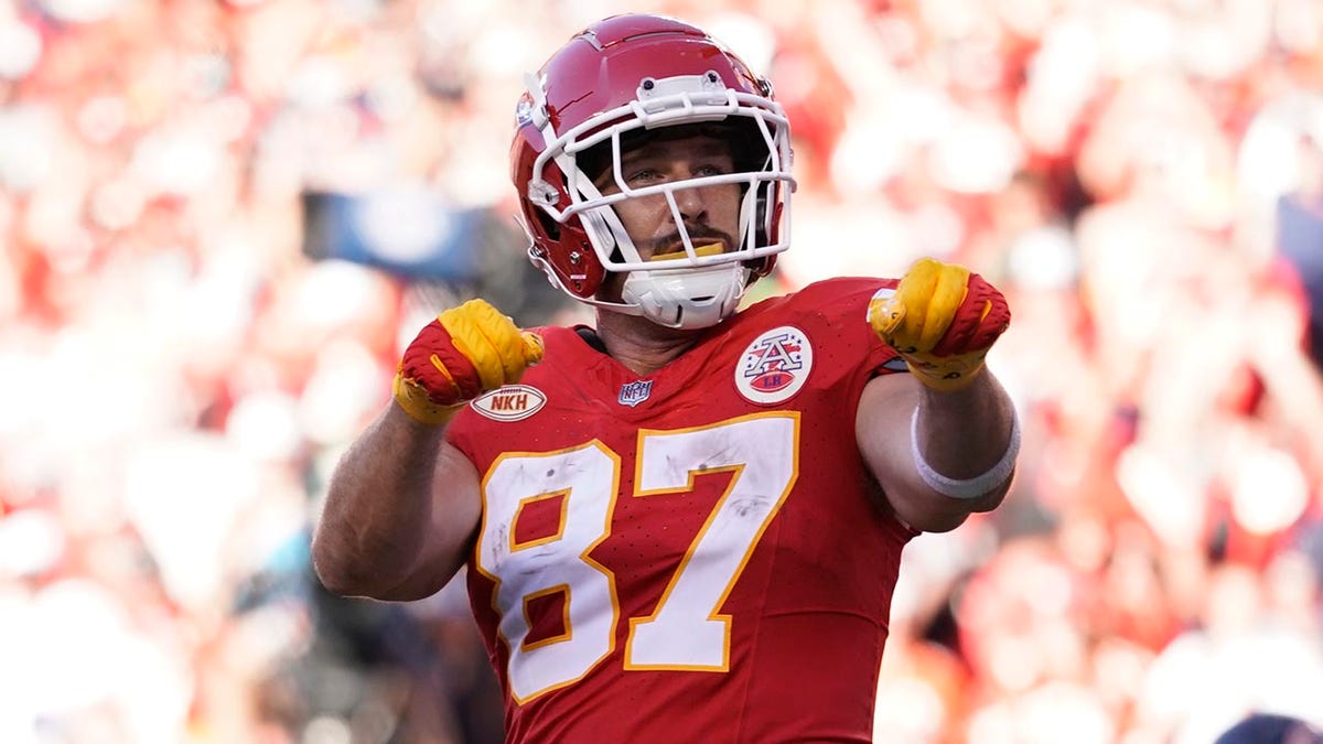 Travis Kelce celebrates