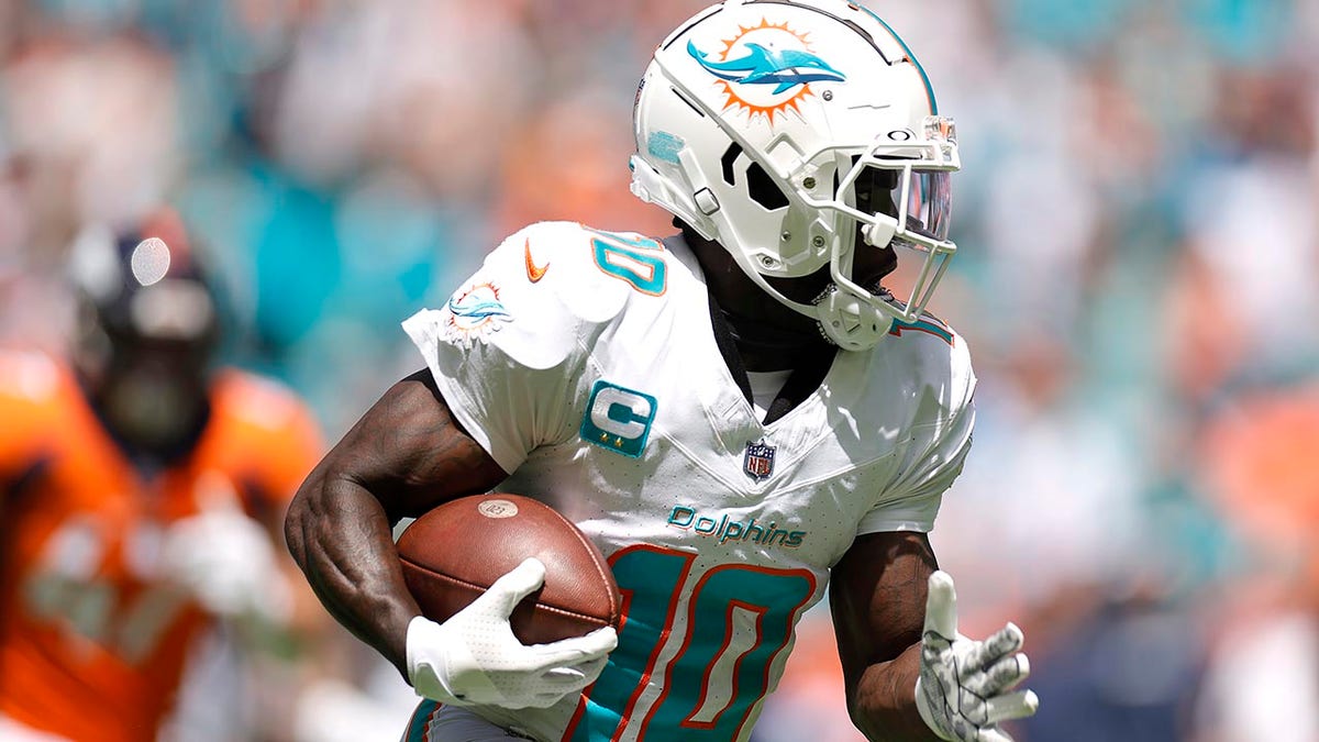 Dolphins’ Tyreek Hill Breaks Away For 54-yard Touchdown, Celebrates In ...