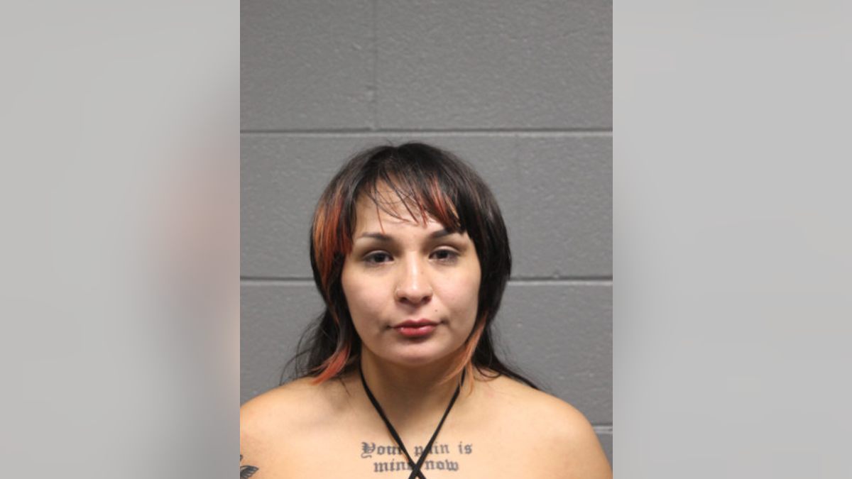 Esmeralda Aguilar mugshot in een gevangenis na haar arrestatie wegens vermeende aanval op politieagenten uit Chicago.