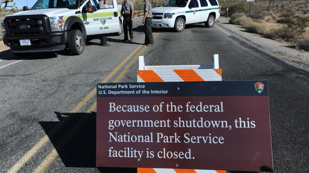 Placa no Parque Nacional Joshua Tree, na Califórnia, informando que está fechado devido a uma paralisação do governo