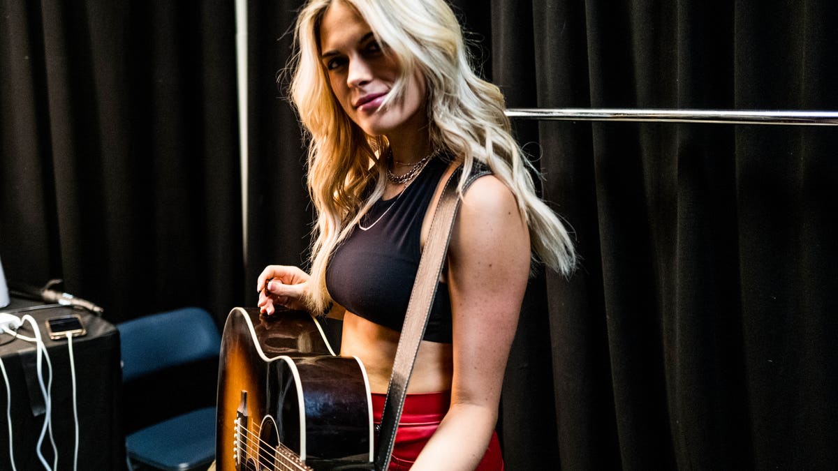 alana springsteen playing guitar