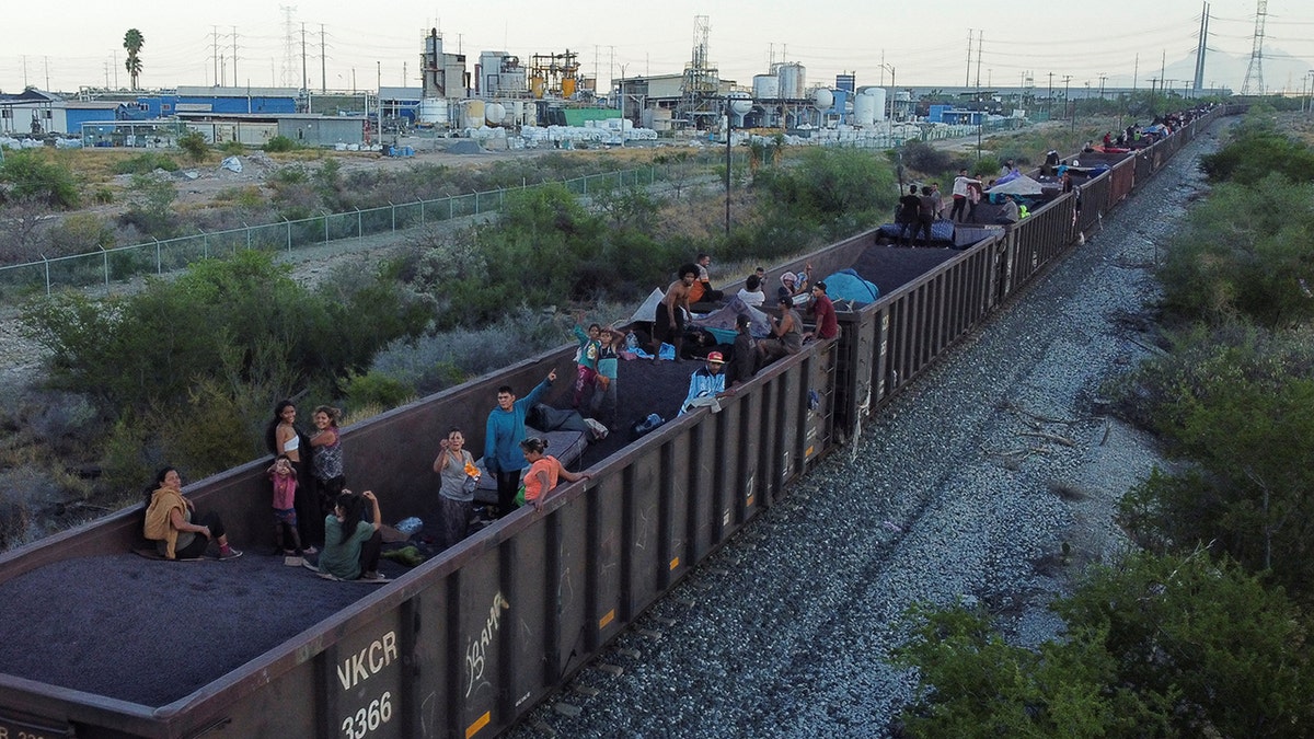 Requerentes de asilo com destino aos EUA viajam de trem, em El Carmen