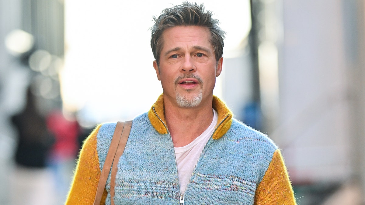 Brad Pitt caminhando em Nova York