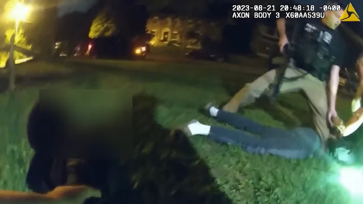 Policiais em Delaware apontam armas para adolescentes após brincadeira com a campainha