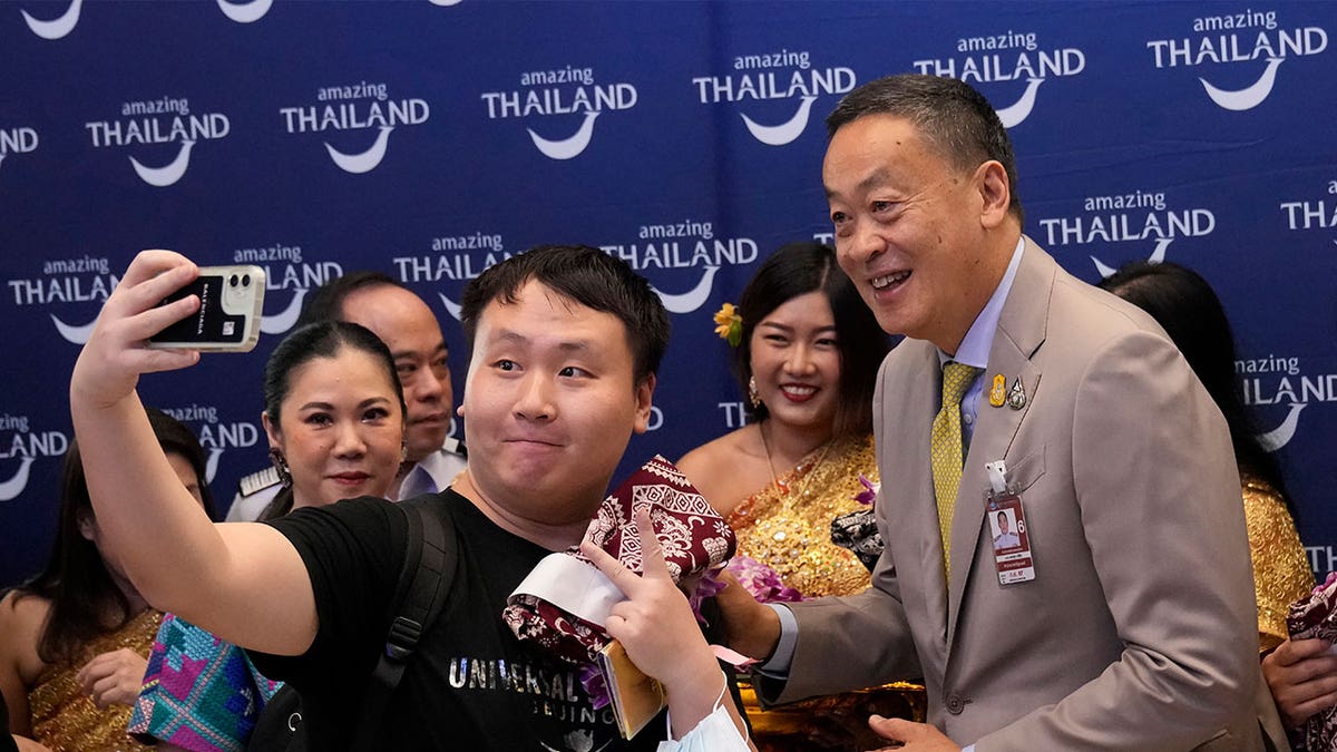 chinese tourist taking selfie with thai PM