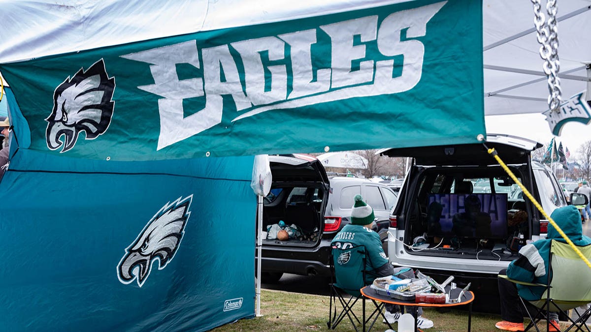 Eagles fans tailgate