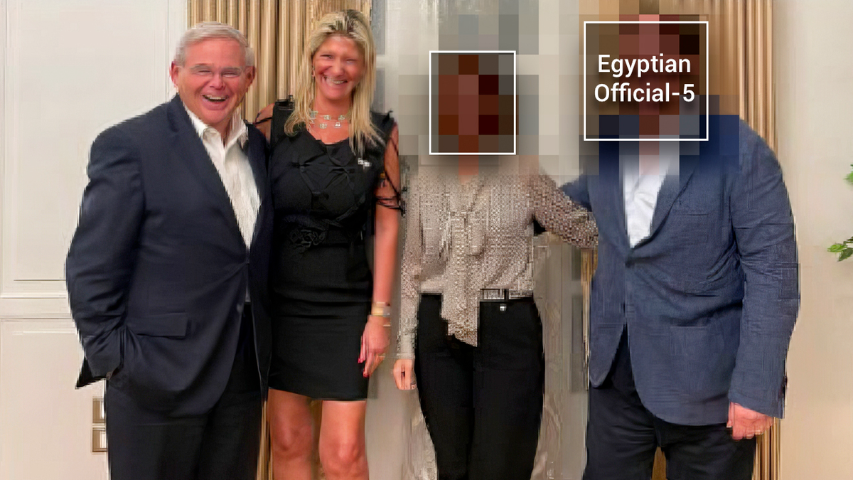 Bob e Nadine Menendez e autoridades egípcias