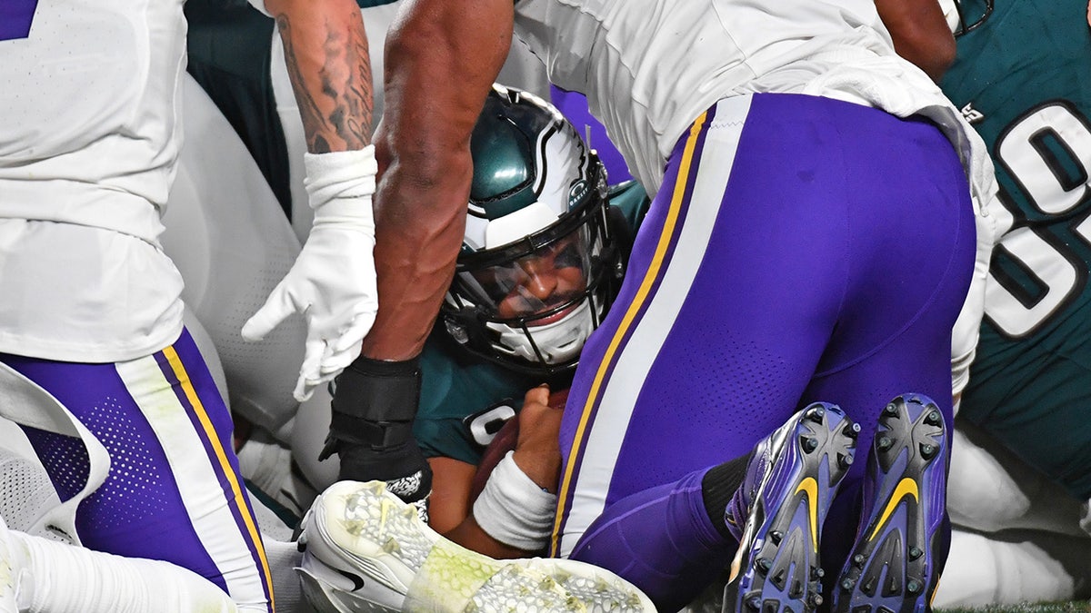 Eagles run all over Vikings, Jalen Hurts racks up three total touchdowns in  victory