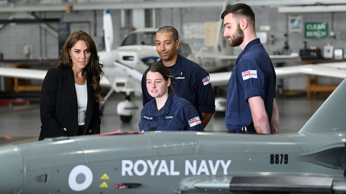 Kate Middleton quan sát máy móc trong nhà chứa máy bay 