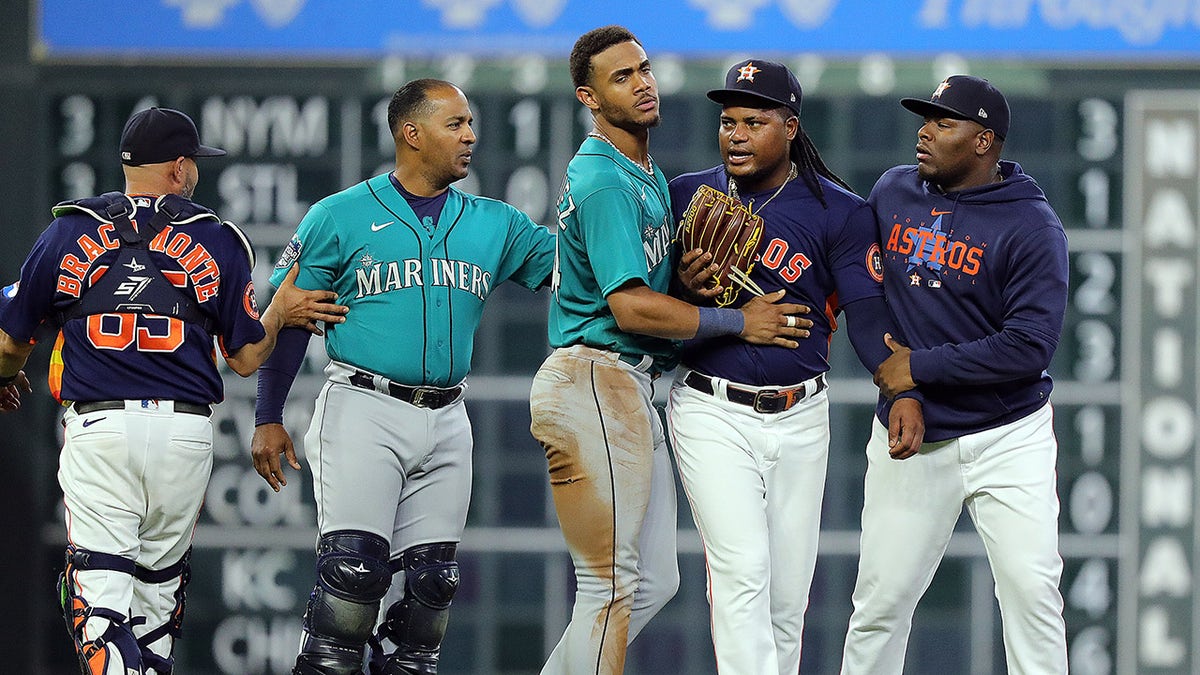Astros lose finale vs. Rangers after benches clear