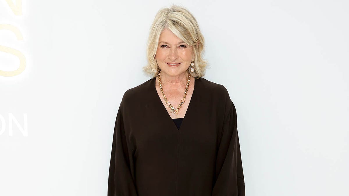 Martha Stewart contra um fundo branco