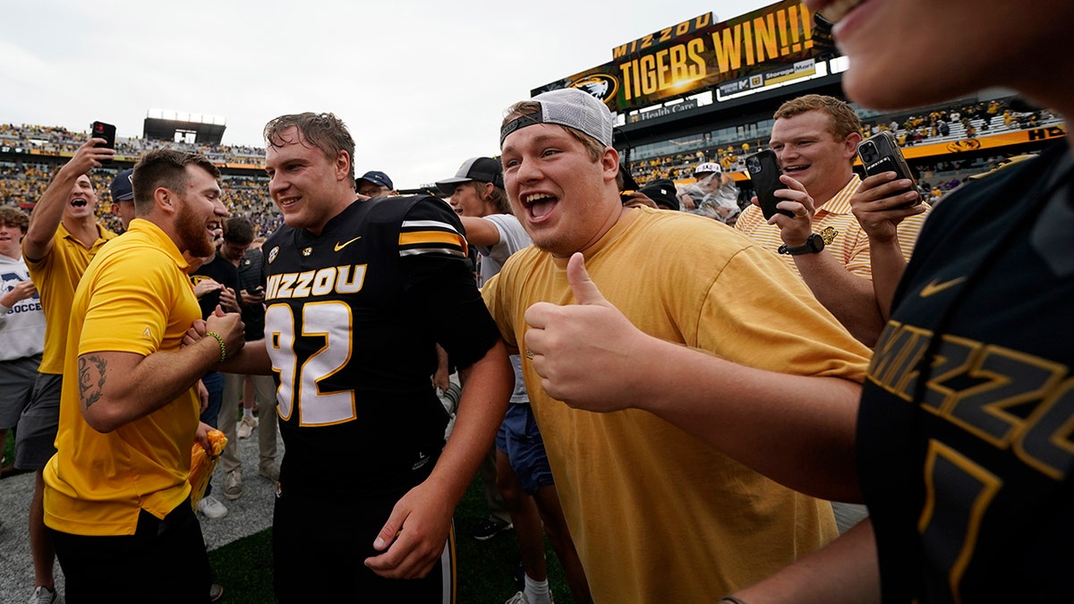 Missouri upsets No. 15 Kansas State on walk-off 61-yard field goal ...