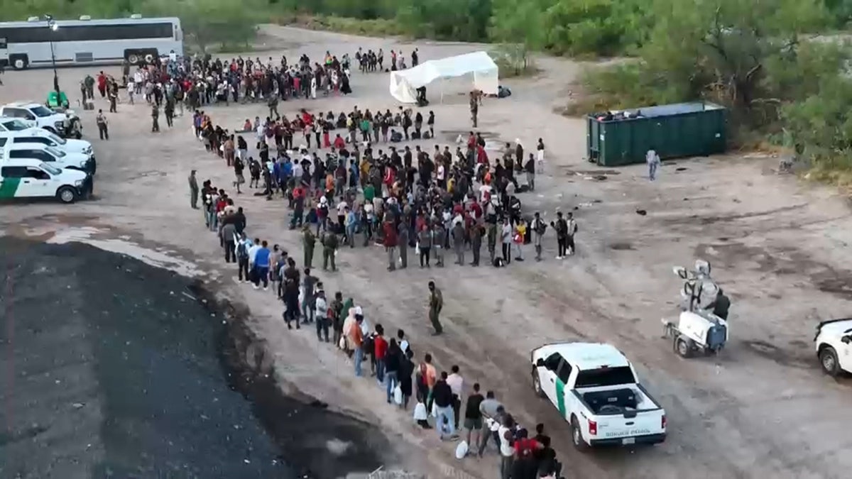 Patrulha de Fronteira processa grande grupo de migrantes em Eagle Pass, México