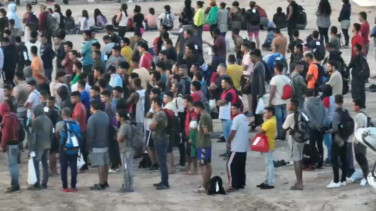 Large group of migrants in Eagle Pass, Texas